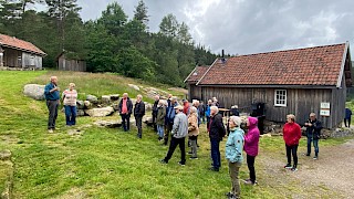 Et bilde som inneholder utendørs, gress, himmel, folk