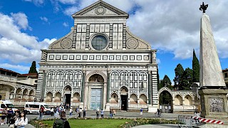 Et bilde utendørs som viser katedralen i Firenze, utendørs, blå himmel