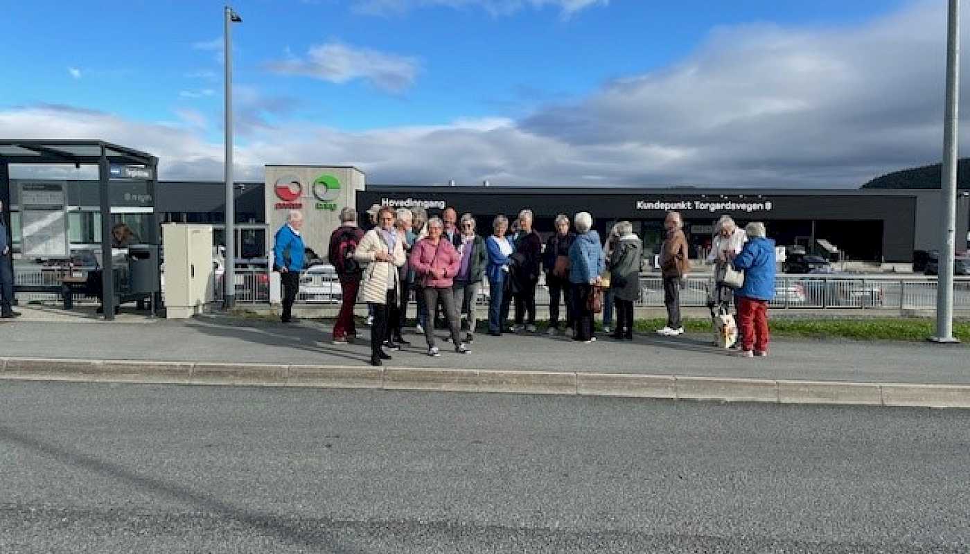 26 pensjonister fra Trøndelag Nord og Sør besøkte Posten Brings flotte terminal på Torgård i Trondheim