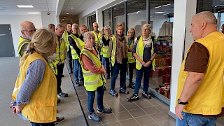 Personer på omvisning på postterminal