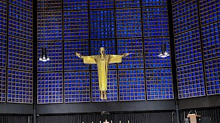 Bilde av moderne kirke med kristus-skulptur