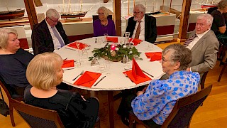 7 personer rundt et julebord