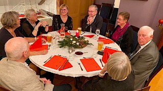 8 personer rundt et julebord