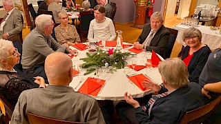 8 personer rundt et julebord