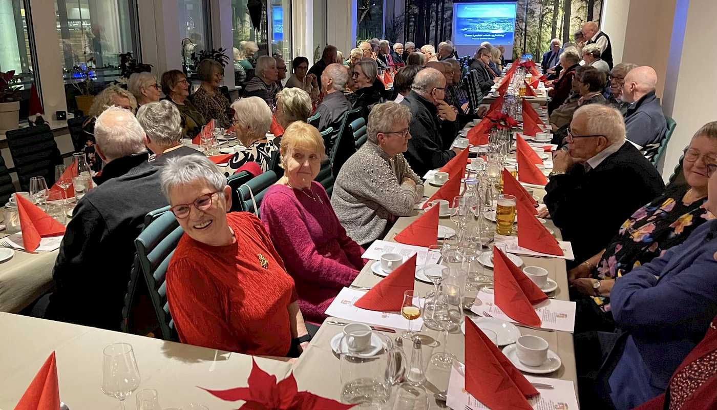 Det ble stor stemning da julemiddagen ble servert på Hopen ( tidligere Kjøkkenet) på Hamar