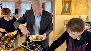 Kari, Oddmund og Marit forsyner seg