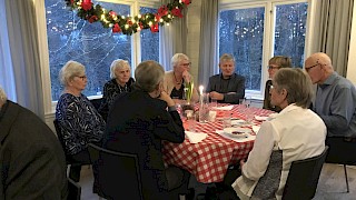 Medlemmer rundt et dekket bord